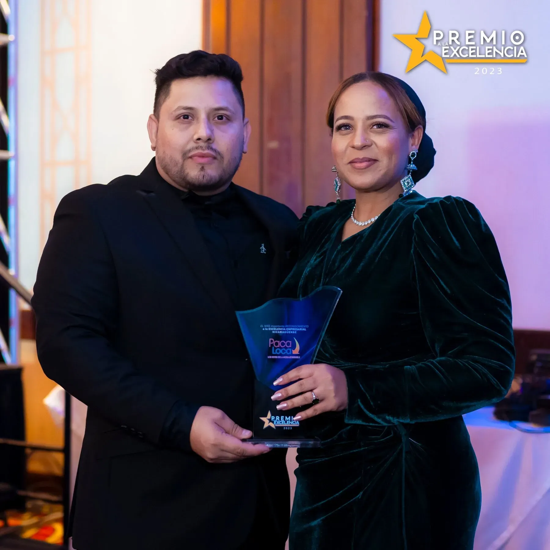 Entrega de galardón en el escenario